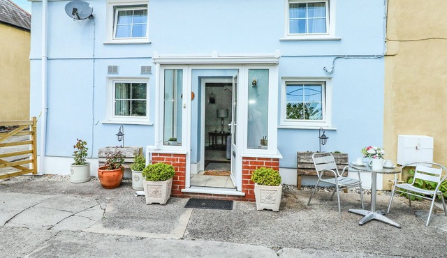 PENLANFACH COTTAGE, with open fire in Glanaman