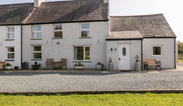PENLLYN, pet friendly, with open fire in Newborough