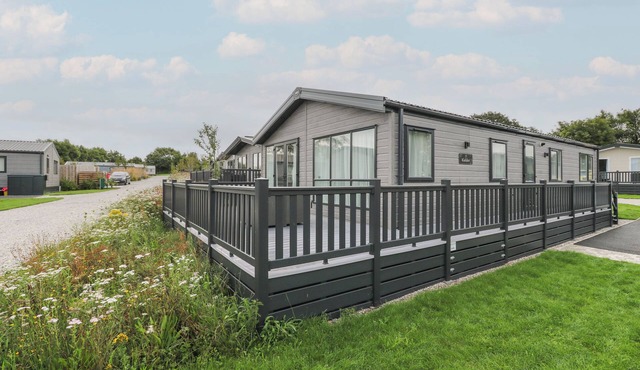 PENMARLAM LODGE RETREAT 12, pet friendly, with a garden in Bodinnick