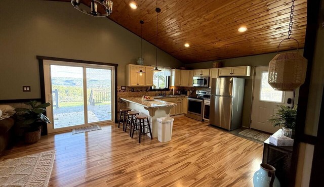 Penn State Newly remodeled Cottage Located in Tyrone, PA- Sleeps 4-6 guests.