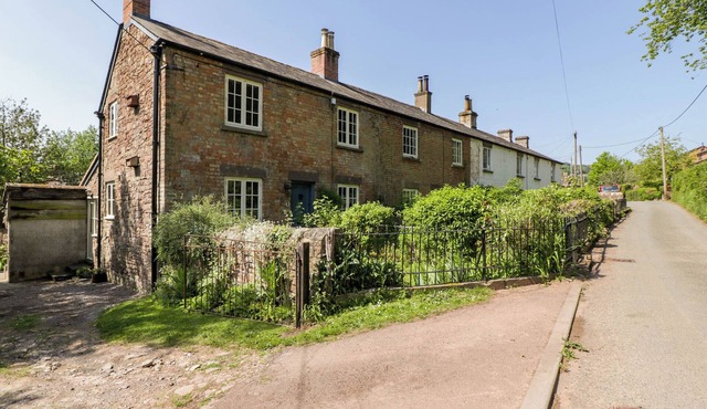 PENNFIELDS, family friendly, character holiday cottage in Blakeney
