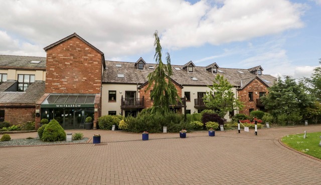 PENNINE VIEW, romantic, with pool in Penruddock