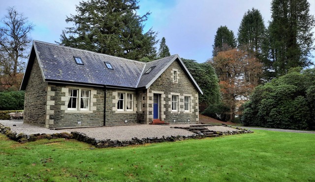 Penninghame West Lodge - a cottage that sleeps 10 guests in 5 bedrooms