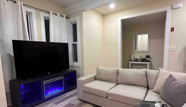 Pennsvilee Spacious BEAUTIFUL 2 Bedroom HOME.