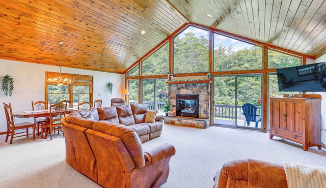 Pennsylvania Cabin Hideaway: Hot Tub & Deck!