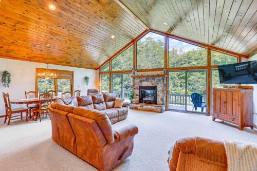 Pennsylvania Cabin Hideaway: Hot Tub & Deck!