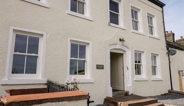 PENNY BRIDGE HOUSE, pet friendly, with open fire in Ulverston