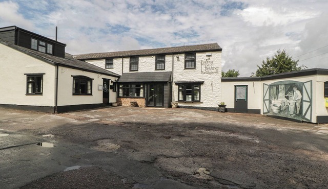 PENNY FARTHING INN, pet friendly, with open fire in Ross-On-Wye