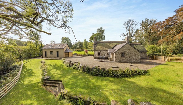 Penpompren is a beautiful thatched cottage located in the Cambrian Mountains.