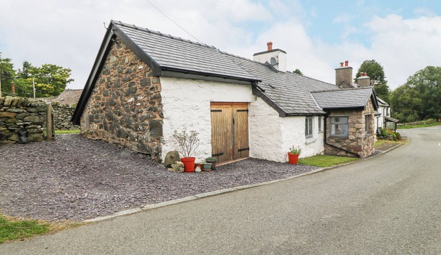PENRALLT, family friendly, luxury holiday cottage in Rhydlydan