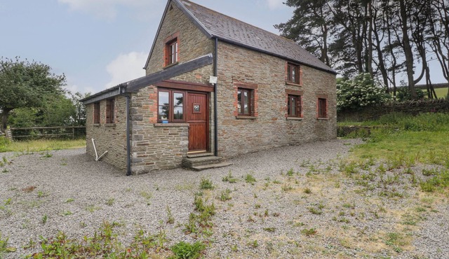 PENRHIWARWYDD BARN, pet friendly, with a garden in Pontywaun