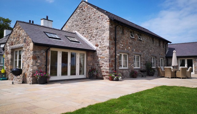 PENRHYN BARN, pet friendly, luxury holiday cottage in Moelfre