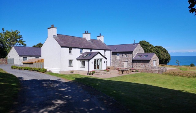 PENRHYN FARM, pet friendly, luxury holiday cottage in Moelfre