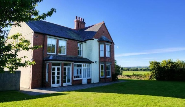 Penrhyn Halen - a dog that sleeps 14 guests in 7 bedrooms