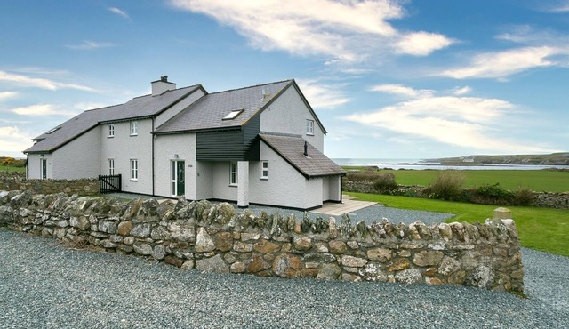 Penrhyn Isa Un - an on the beach that sleeps 6 guests in 3 bedrooms