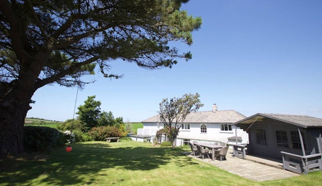 Penrose Cottage - a cottage that sleeps 8 adults + 2 children in 5 bedrooms