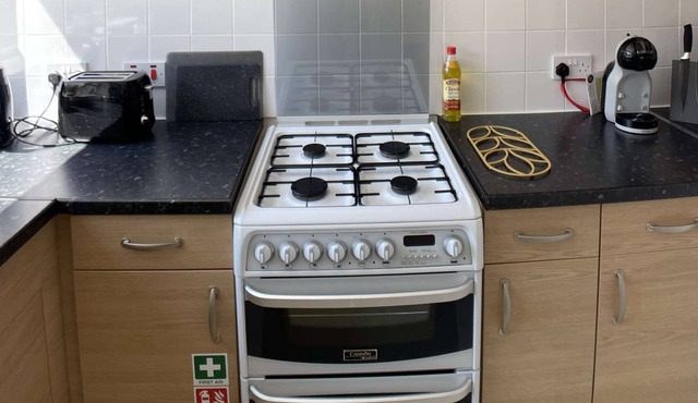 Penrose Serviced House - 5 Bedrooms, Free Parking, WIFI & Netflix