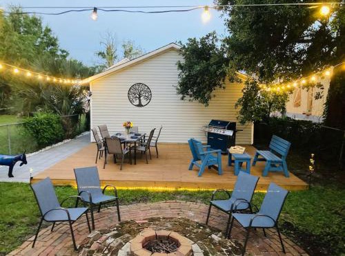 Pensa-Cozy Downtown bungalow, w/backyard oasis!