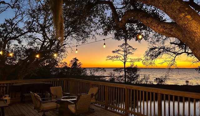 Pensacola Bay waterfront! Close to Pensacola and Navarre beach , amazing sunsets