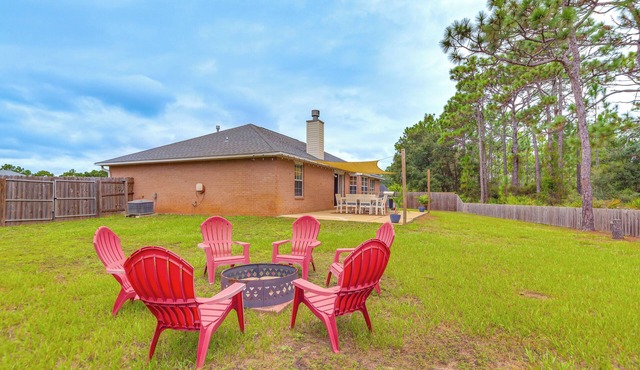 Pensacola Home w/Fire Pit, 7 Mi to Beaches!