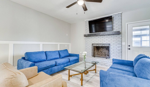 Pensacola Home w/Screened Porch: 10 Mi to Beach!