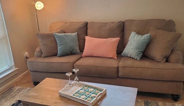 Pensacola House 3br/2ba Eaton Place. Ping Pong Table. Pet-Friendly fenced yard