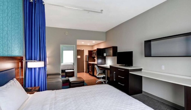 Pensacola Perfection! Free Breakfast and Parking, Pets Allowed, Onsite Pool!