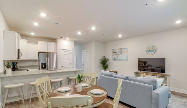 Pensacola Retreat w/Pool Access, 20 Mi to Beach