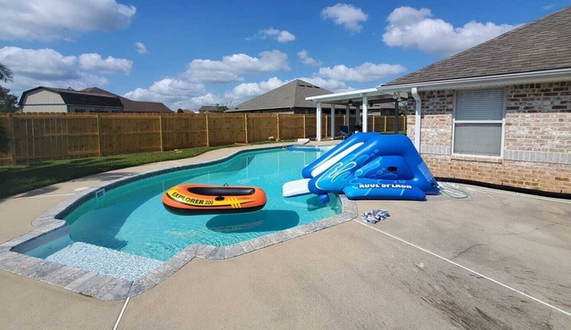 Pensacola Suburbs 🏊 inground salt water pool. Guests with large 👪 families.