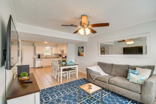 Pensacola Townhome with Shared Yard about 3 Mi to Gulf!