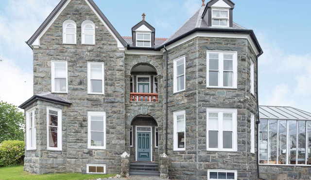 PENSARN HALL, pet friendly, character holiday cottage in Llanbedr