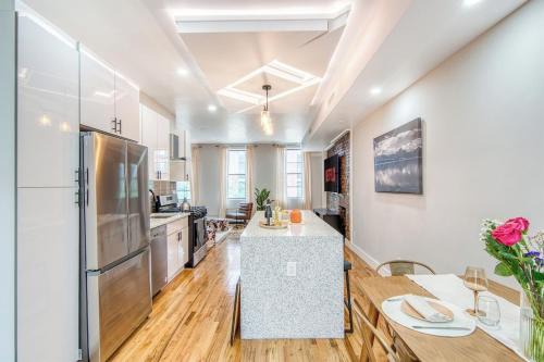 Pent House on Bruckner New Luxe 2BR 2BA King Bed Fast Wi-Fi 15 Mins to Times Square