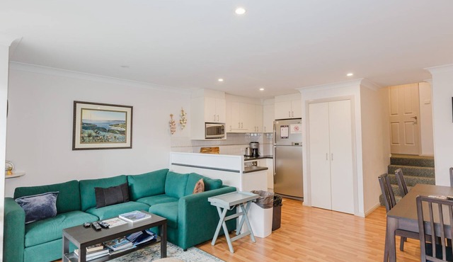 Pentagon - 2/65 Gippsland Street