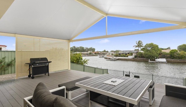 Pentas Paradise on the Canal