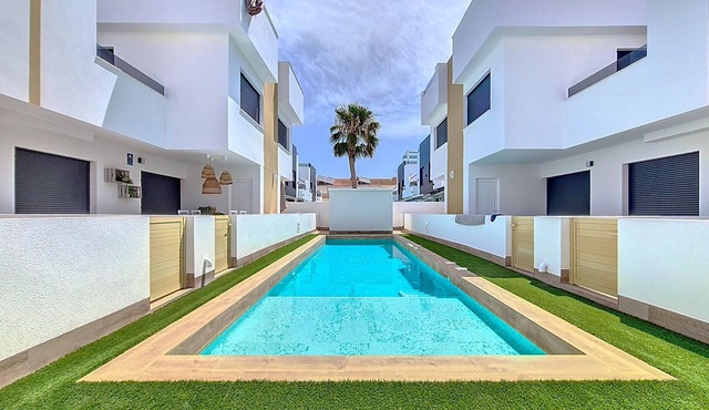 Penthouse with communal pool, close to the sea