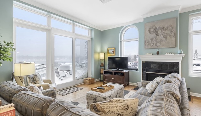 Penthouse #10 Overlooking Harbor Point & Downtown - Covered Parking, Elevator