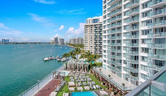 Penthouse 2 Bed 2 Bath Bay View with Balcony