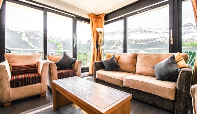 Penthouse 3-bed apartment with large balcony, stunning views