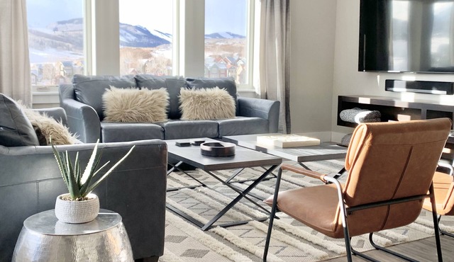 Penthouse #4 Panoramic Views, Hot Tub, 75" & 55" TVs, Sonos, Free Town & Ski Bus