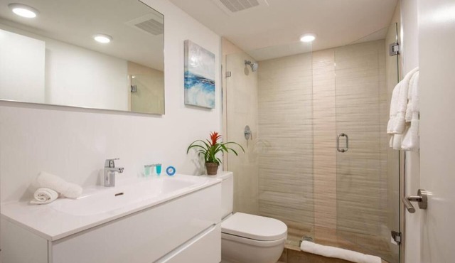 Penthouse 4 Bedroom | Water Views | Roof Top Pool!