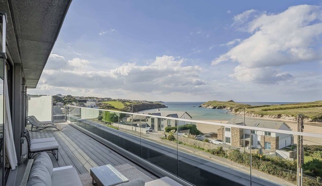Penthouse, Balcony w/Expansive Sea Views, Parking