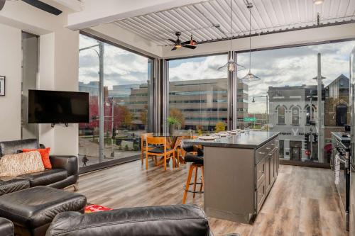 Penthouse City Overlook 2BR Apartment - free parking