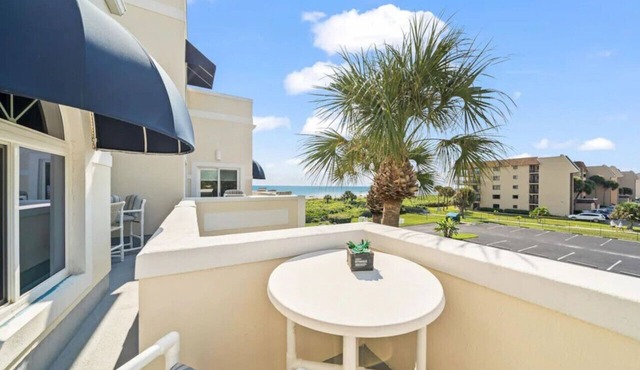 Penthouse Condo, ocean view, steps to the beach