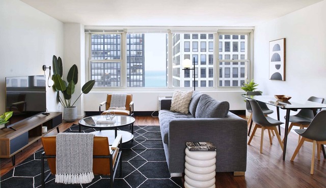 Penthouse Corner 3BR in Streeterville | Roof Deck