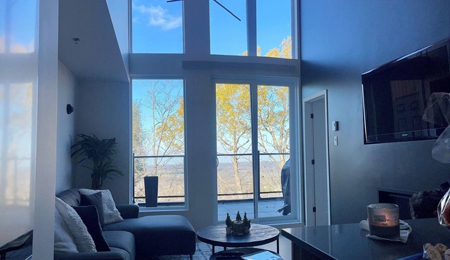 Penthouse d’Exception à Louer – Vue Panoramique et Couchers de Soleil à Bromont