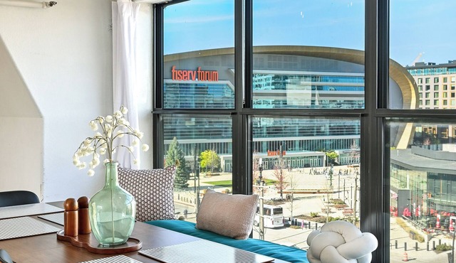Penthouse Fiserv, Bars, Perks & Big City Views Downtown Milwaukee