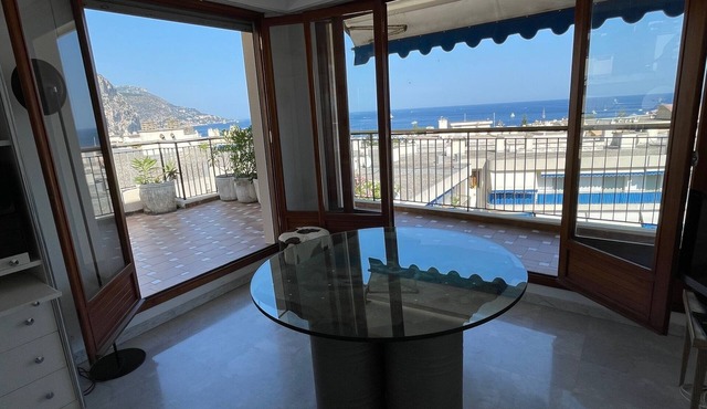 Penthouse for 2, top location, sea view, parking, elevator, air conditioning.