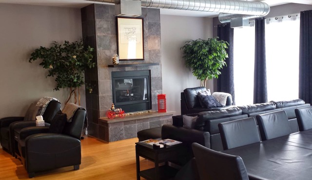 Penthouse for Two! Enjoy the Fall! Relax. Hot tub - Steam Shower - Fireplace.