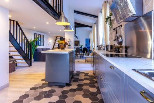 PENTHOUSE Loft 5MIN PALAIS DES FESTIVALS AND BEACH terrace view on castle