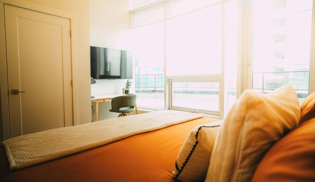 *Penthouse* - Luxe Stay with Views - Free Parking